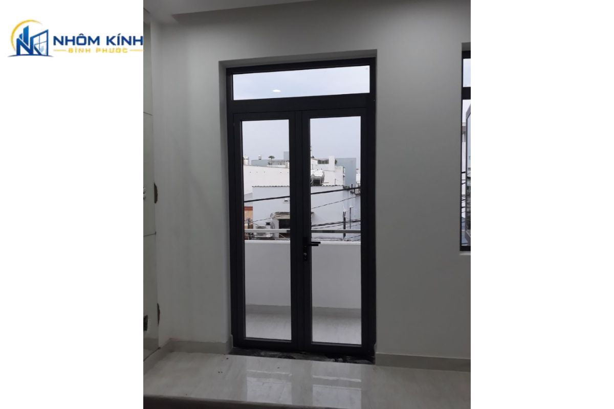 Cửa nhôm Xingfa 2 cánh ra ban công có thể chọn mở quay cho không gian rộng hoặc mở trượt cho ban công hẹp, đồng thời cần xử lý tốt ray, cao độ nền và thoát nước