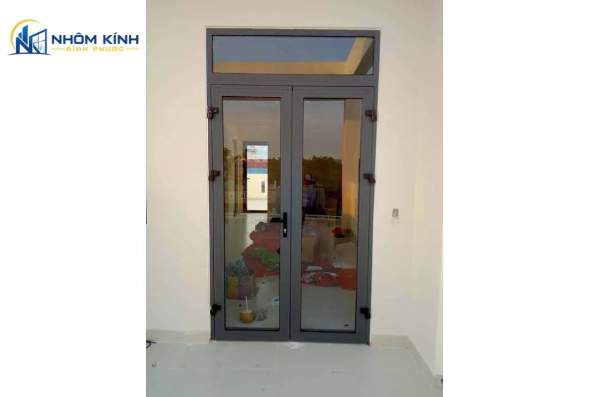 Cửa sổ nhôm Xingfa 2 cánh cho phòng khách và phòng ngủ giúp lấy sáng, thông gió, đồng thời có thể dùng kính dán an toàn hoặc kính hộp để hỗ trợ giảm ồn