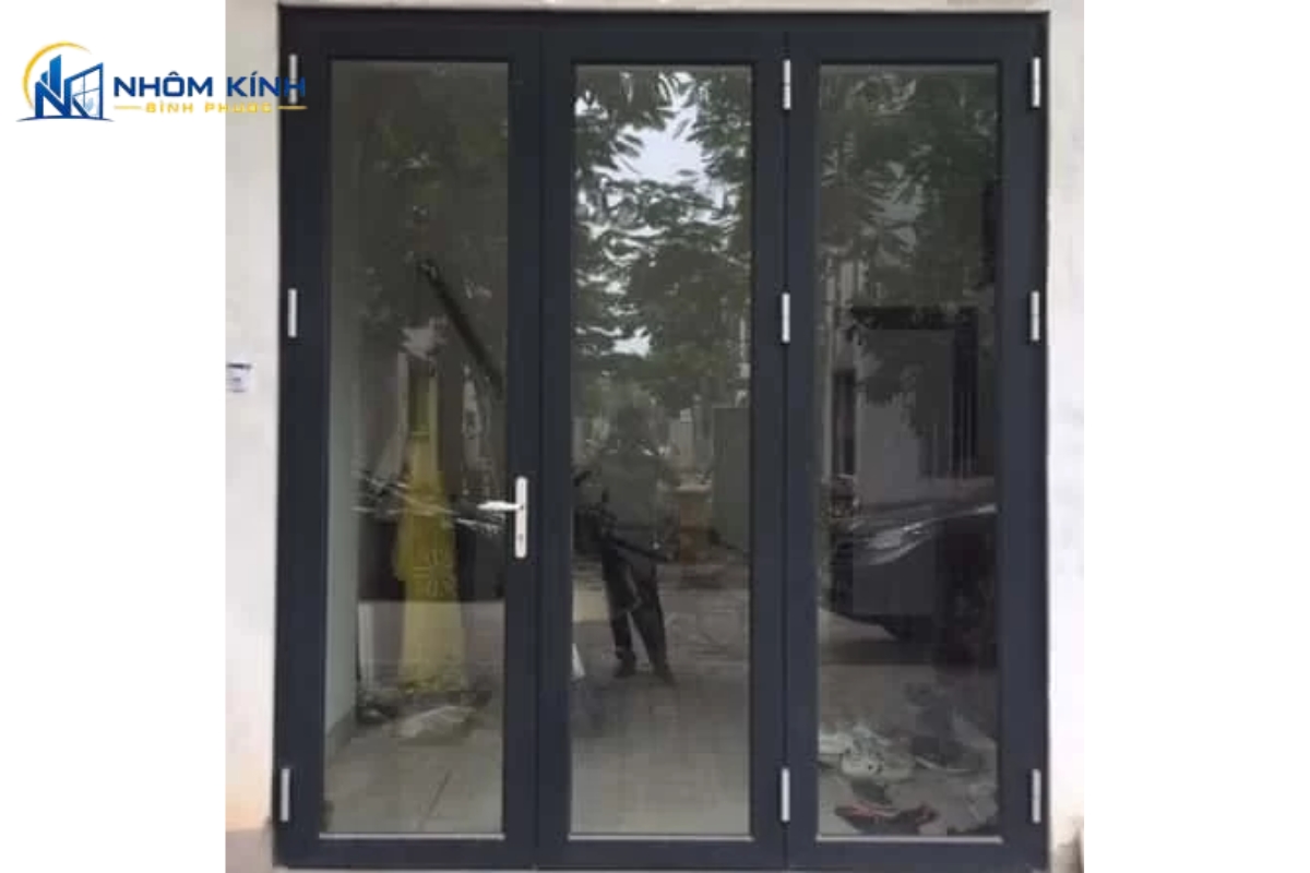 Cửa nhôm Xingfa 3 cánh phù hợp cửa chính, ban công, sân vườn, cửa sổ lớn, cửa ngăn phòng và mặt tiền showroom có ô cửa rộng