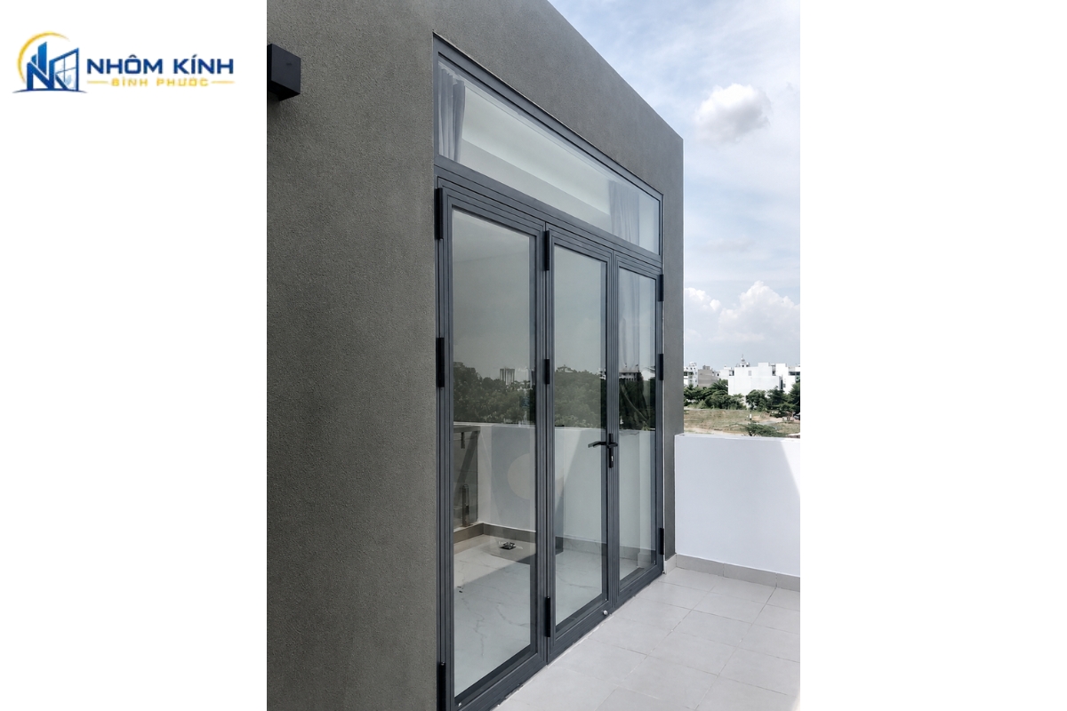 Cửa nhôm Xingfa 3 cánh mở quay hệ 55 phù hợp cửa chính và mặt tiền rộng, có thể chia một cánh lớn hai cánh nhỏ hoặc ba cánh gần bằng nhau