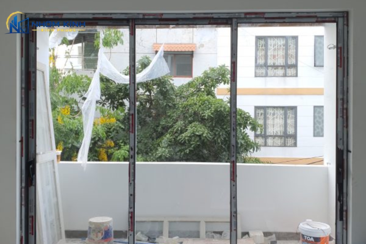 Cửa nhôm Xingfa 3 cánh mở lùa hệ 93 giúp tiết kiệm diện tích, có thể dùng cấu hình 3 ray để mở rộng lối đi và cần xử lý tốt ray, bánh xe cùng thoát nước