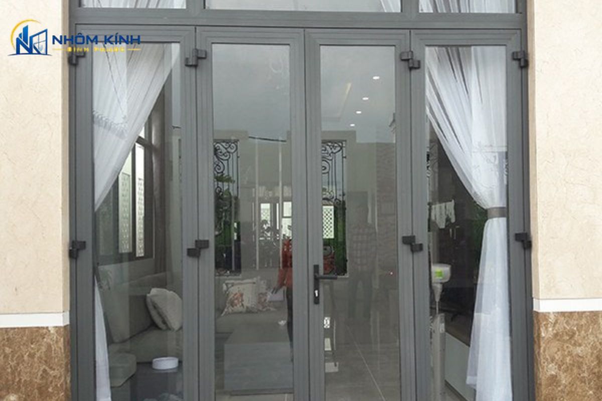 Cửa nhôm Xingfa 4 cánh sang trọng cho nhà phố biệt thự giúp mở rộng không gian, đón sáng tự nhiên, cách âm cách nhiệt và chống cong vênh vượt trội