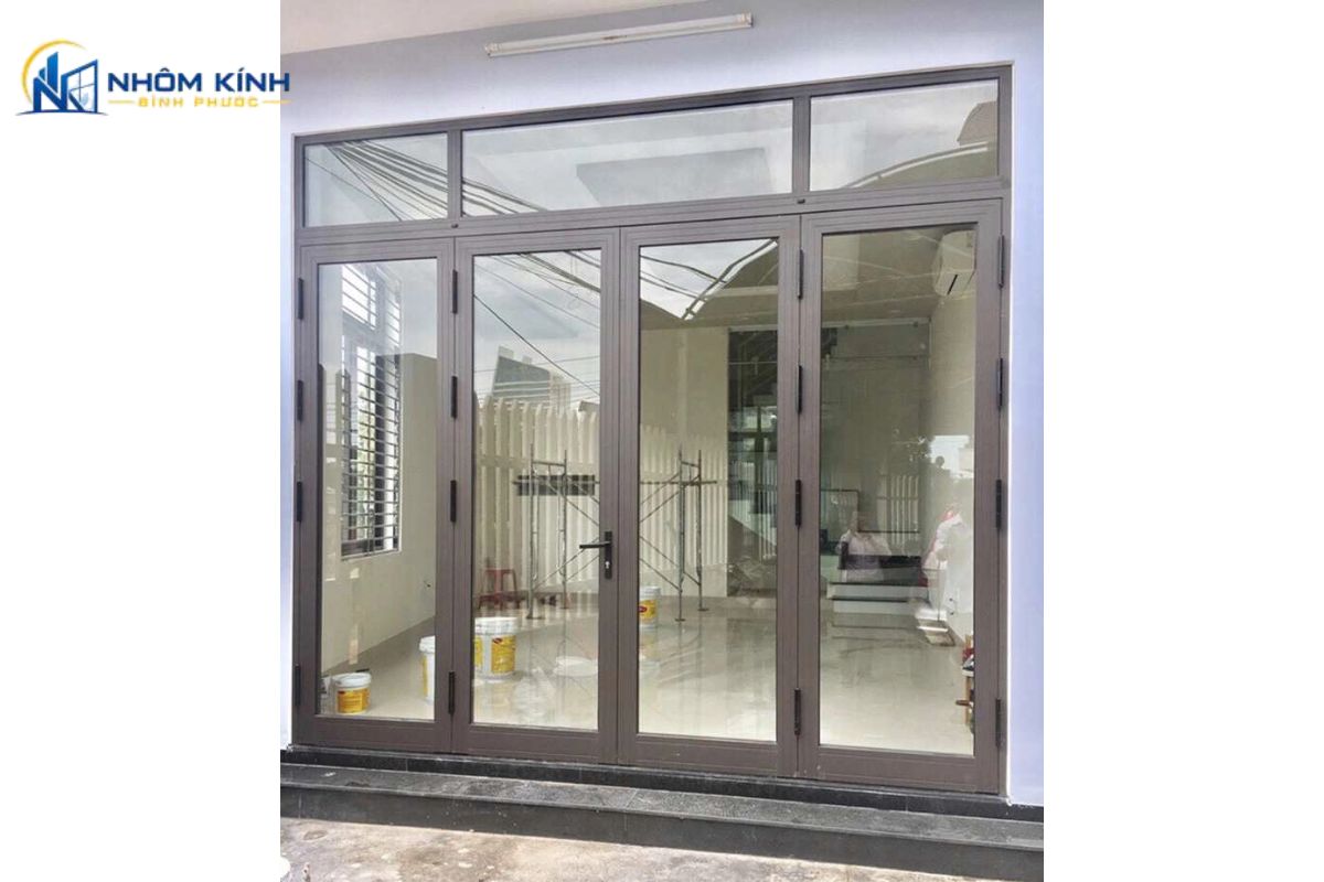 Cửa đi 4 cánh nhôm Xingfa hệ 55 mở quay bề thế cho mặt tiền nhà phố biệt thự giúp mở rộng tối đa lối đi và lấy sáng hiệu quả