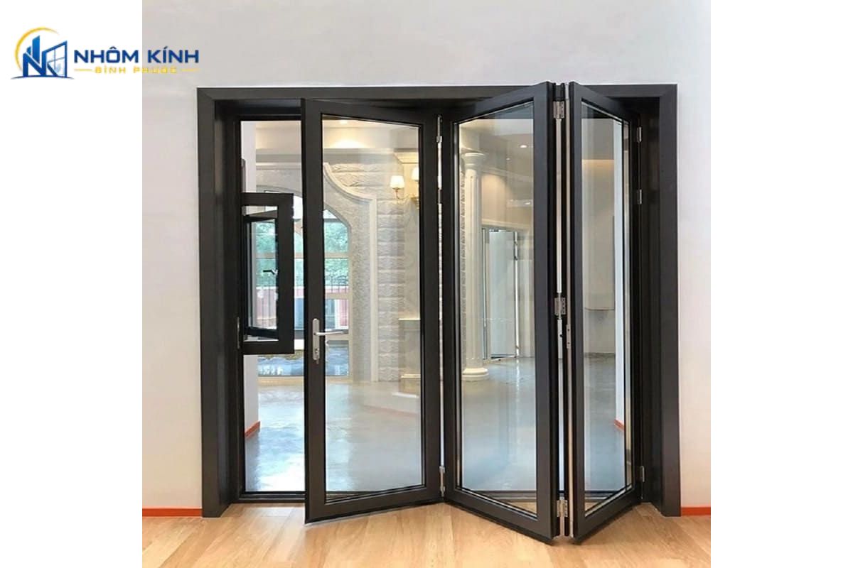 Cửa xếp trượt hệ 63 nhôm Xingfa tạo độ mở tối đa cho biệt thự, resort, quán cà phê và mẫu cửa đi mở quay 4 cánh màu vân gỗ sang trọng