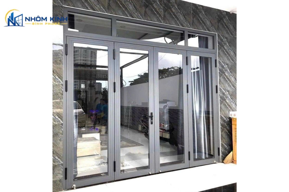 Cửa nhôm xingfa 4 cánh làm cửa chính tạo mặt tiền rộng rãi, bề thế, đón trọn ánh sáng tự nhiên và nâng tầm thẩm mỹ cho ngôi nhà