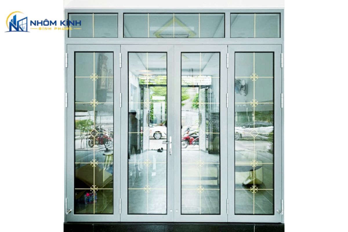 Cửa nhôm xingfa 4 cánh cho phòng khách giúp không gian thông thoáng, tràn ngập ánh sáng và kết nối linh hoạt giữa các khu vực trong nhà