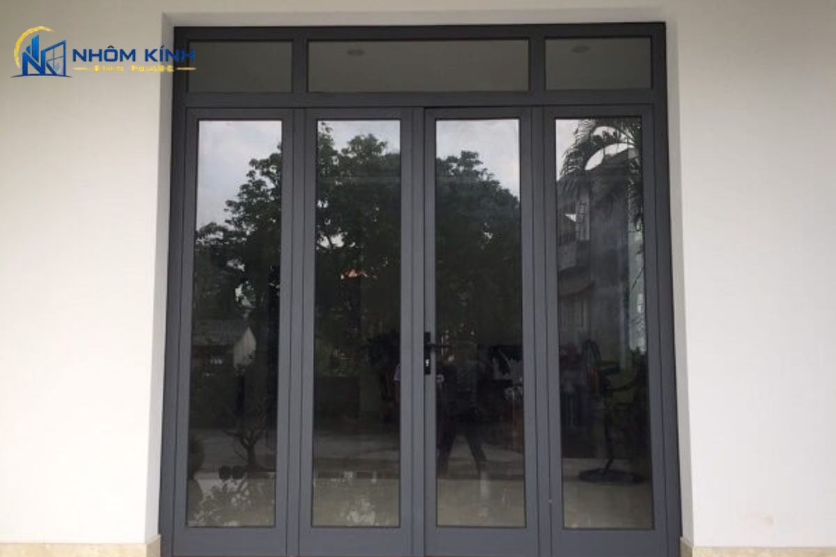 Cửa nhôm xingfa 4 cánh ban công dạng mở lùa hoặc xếp trượt giúp tiết kiệm diện tích tối đa và tạo tầm nhìn thoáng đãng