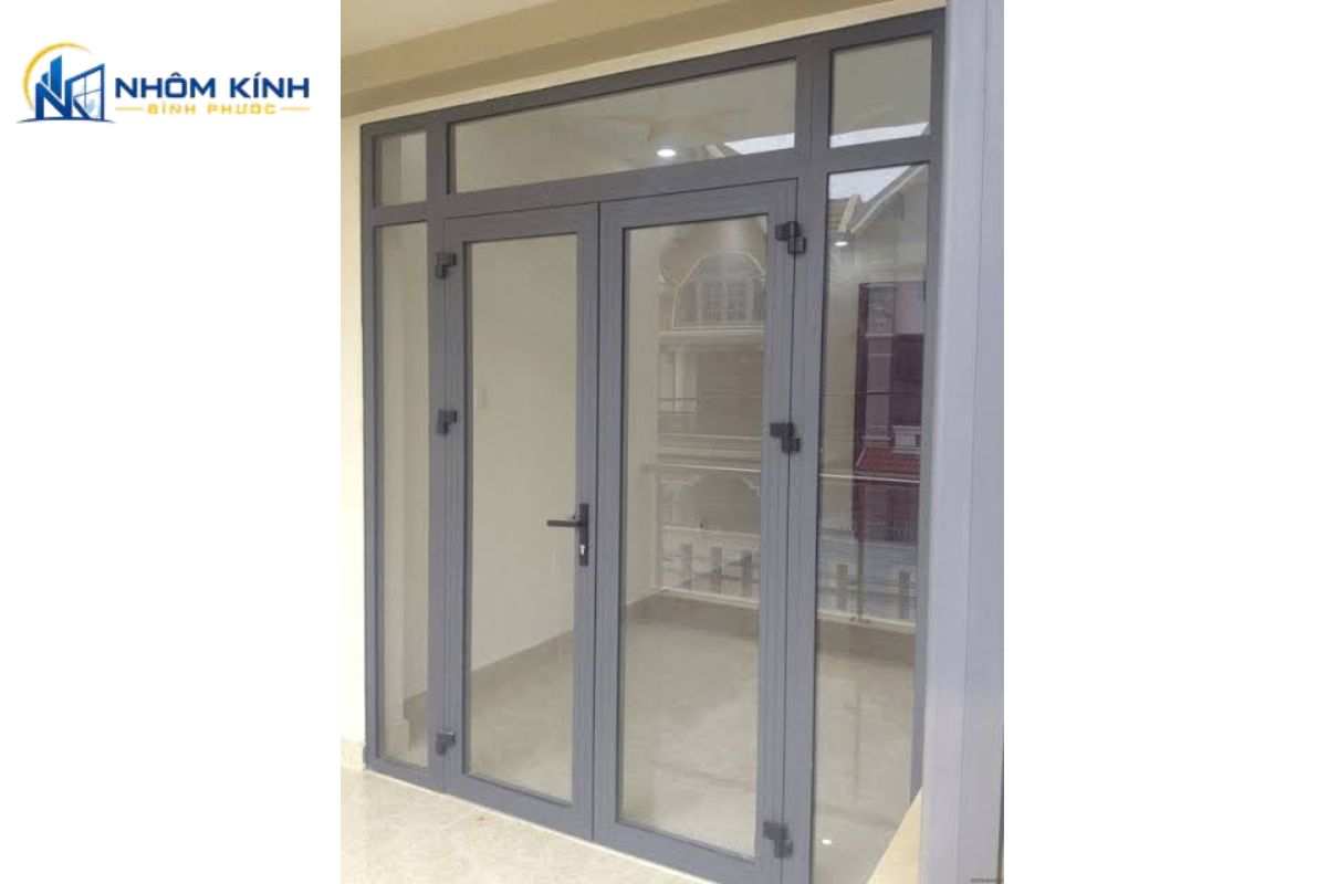 Báo giá cửa nhôm Xingfa cần ghi rõ hệ nhôm, độ dày, loại kính, phụ kiện, chi phí gia công, vận chuyển, lắp đặt, thuế và bảo hành