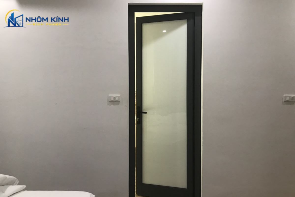 Cửa nhôm Xingfa cho nhà vệ sinh và cửa thông phòng có thể chọn mở quay 1 cánh dễ sử dụng hoặc cửa lùa để tiết kiệm diện tích