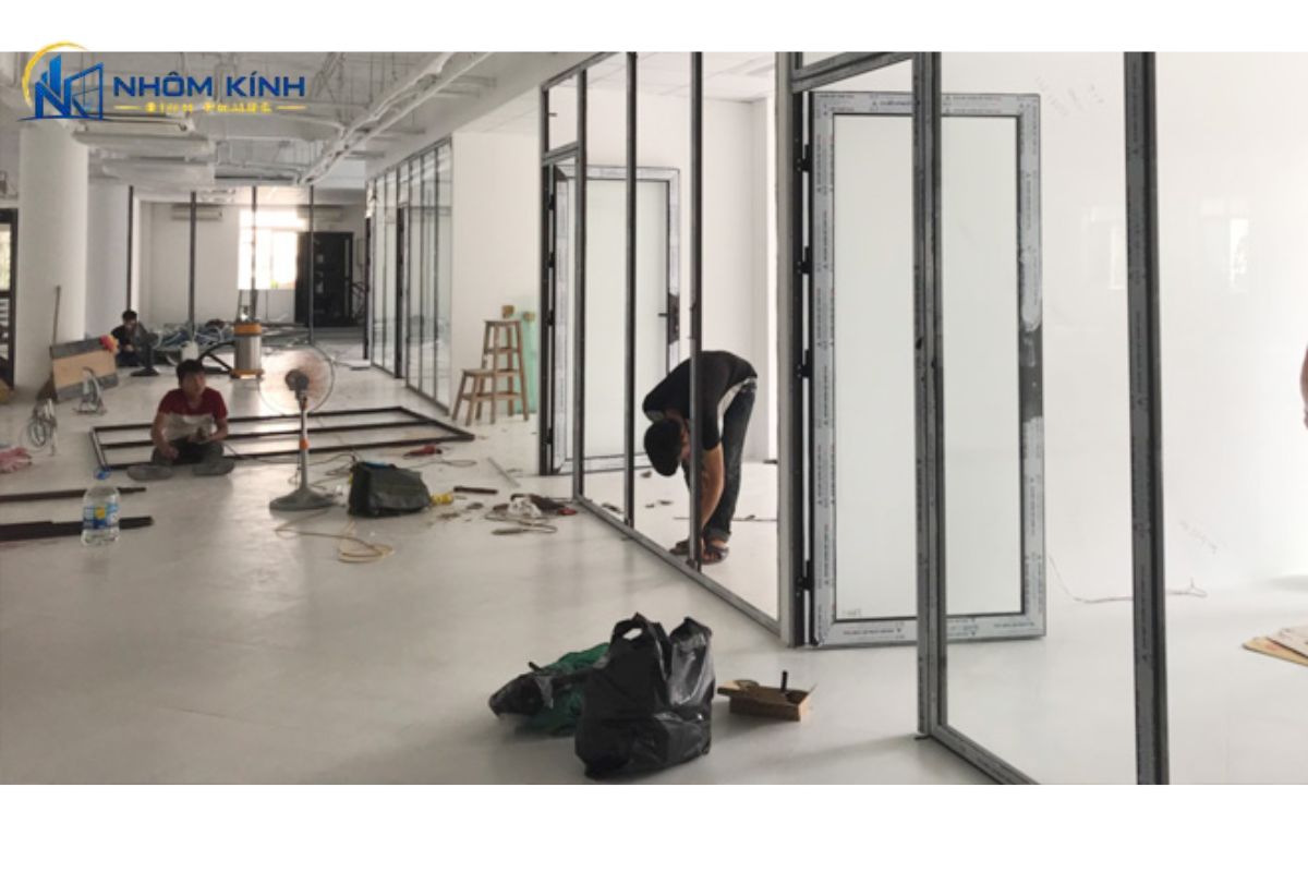 Báo giá cửa nhôm Xingfa thay đổi theo hệ nhôm, độ dày, số cánh, loại kính, phụ kiện, kích thước, điều kiện công trình và phạm vi lắp đặt