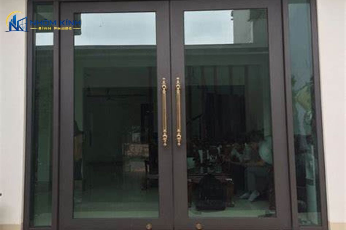Cửa nhôm Xingfa hệ 55 phù hợp cửa đi và cửa sổ mở quay, mở hất, giúp đóng kín, chắc chắn và thông gió linh hoạt