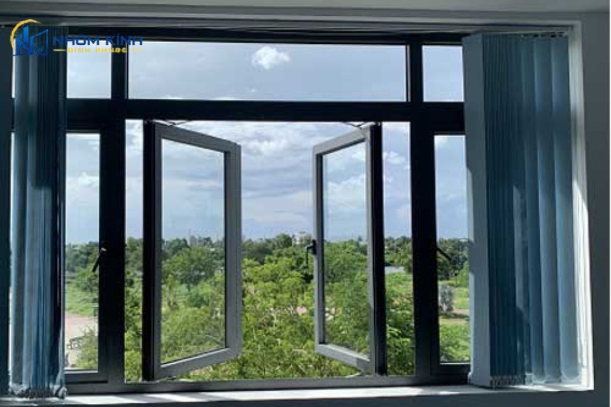 Cửa sổ nhôm Xingfa cho phòng ngủ và phòng khách có thể chọn mở quay để lấy gió, mở hất hạn chế mưa tạt hoặc cửa lùa để tiết kiệm không gian