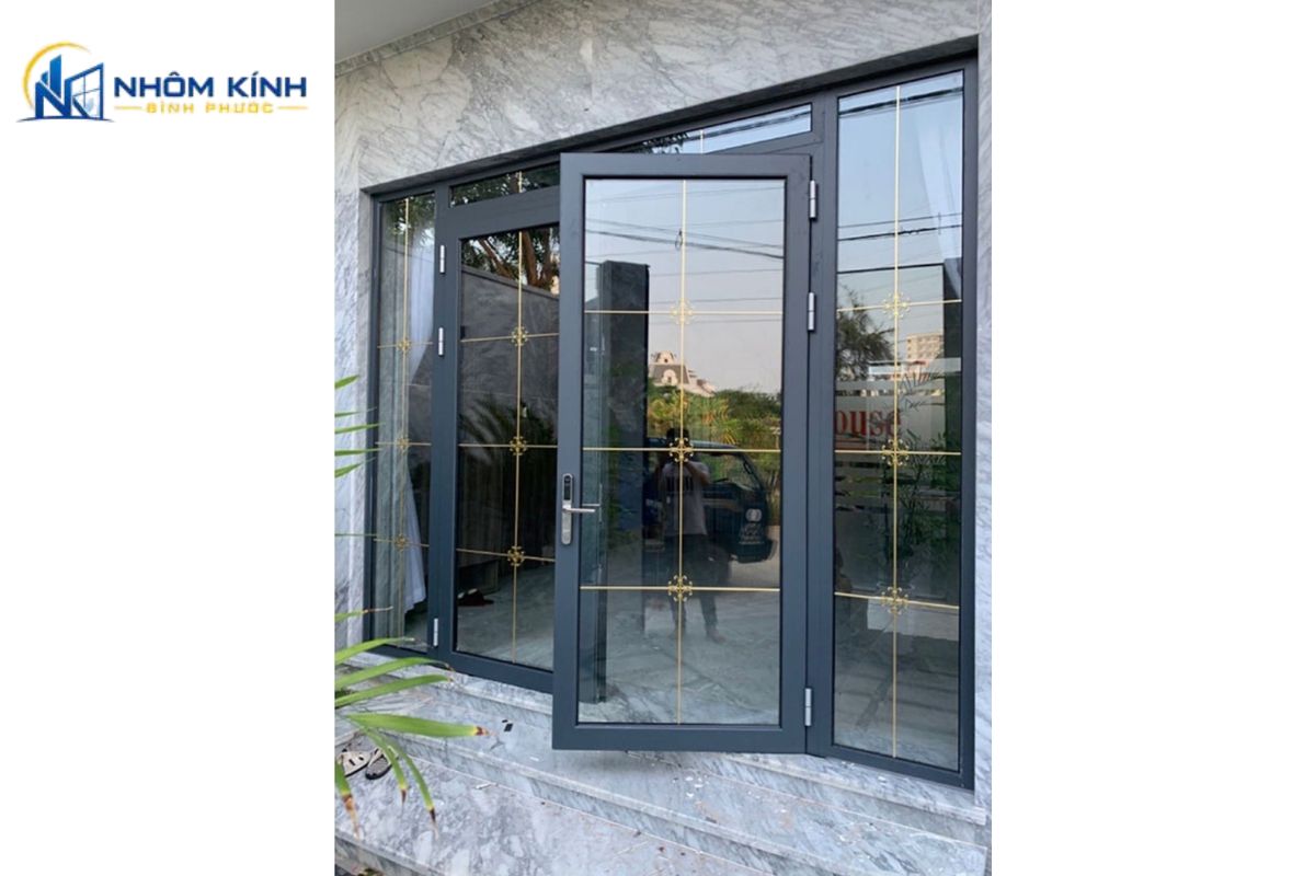 Cửa nhôm Xingfa Quảng Đông tem đỏ nhập khẩu chính hãng với kết cấu khoang rỗng và đường gân gia cường giúp chịu lực vượt trội