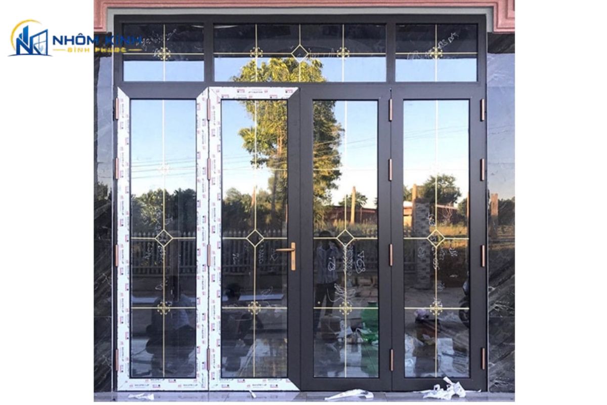 Cửa đi mở quay nhôm Xingfa Quảng Đông thiết kế truyền thống 1, 2 hoặc 4 cánh giúp tối ưu diện tích lối đi và mang lại vẻ chắc chắn, uy nghi cho mặt tiền