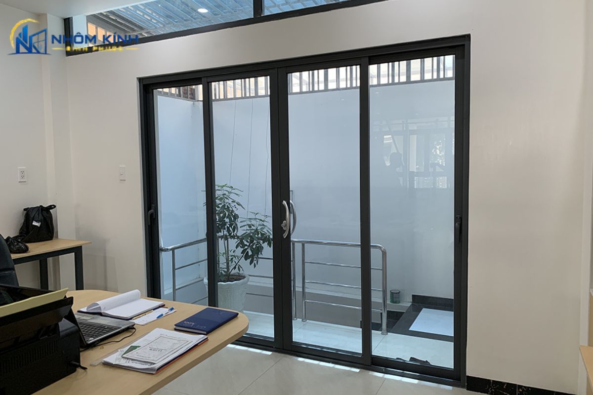 Cửa đi mở lùa trượt hệ 93 bằng cửa nhôm Xingfa Quảng Đông vận hành mượt mà trên ray, giúp tối ưu diện tích cho ban công và sân vườn
