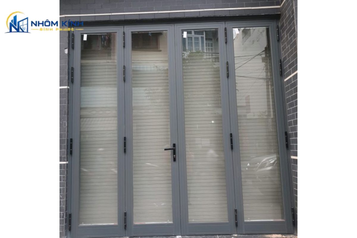 Ứng dụng cửa nhôm Xingfa Quảng Đông tem đỏ làm cửa chính mặt tiền 4 cánh, cửa ban công, phòng ngủ và vách kính lấy sáng cho công trình