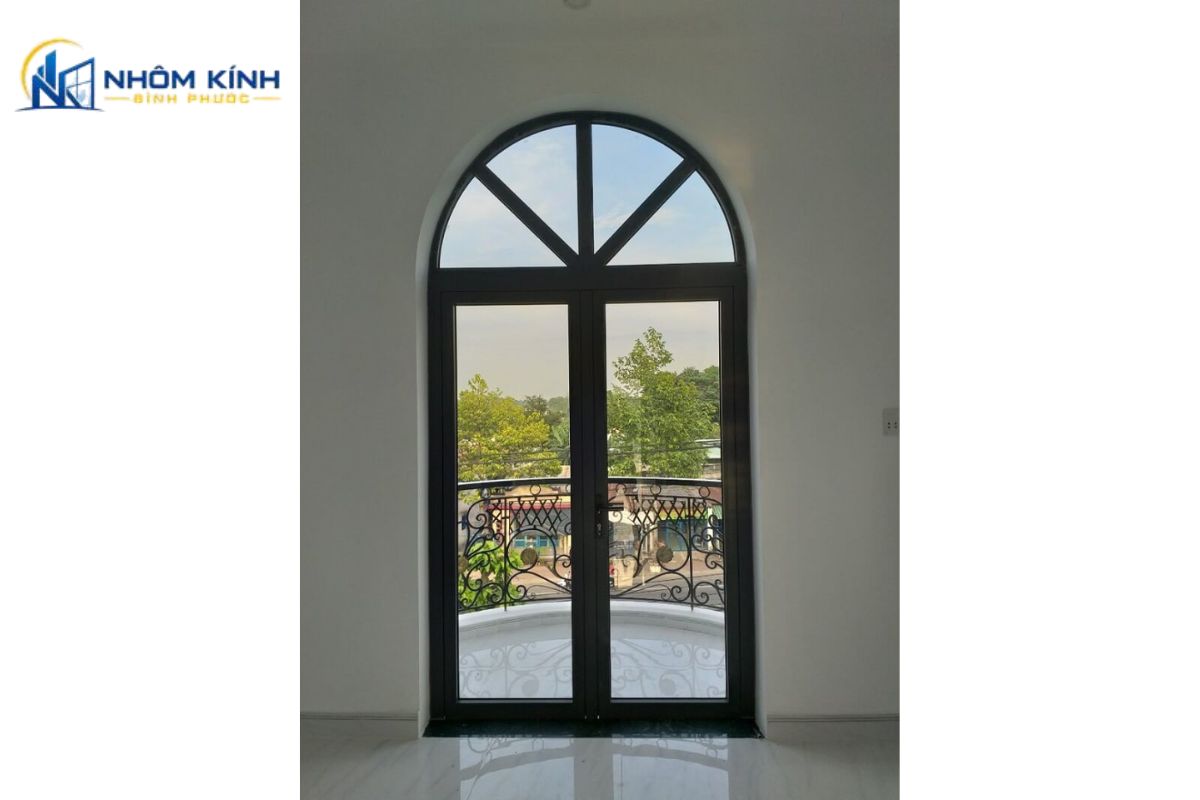 Cửa đi mở quay uốn vòm nhôm Xingfa thiết kế 1 hoặc 2 cánh với phần đỉnh uốn cong nghệ thuật, tạo điểm nhấn sang trọng và đẳng cấp cho lối ra vào công trình