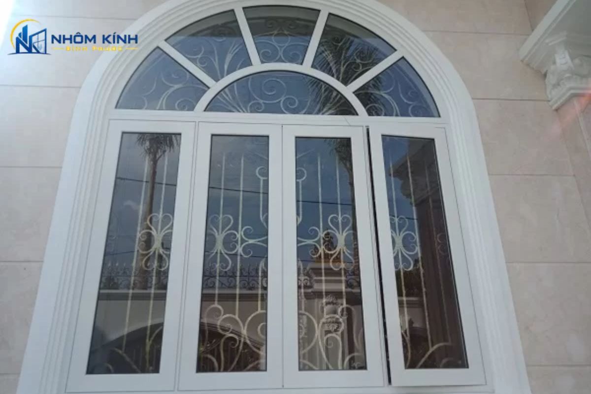Cửa sổ vòm nhôm Xingfa thiết kế mở hất hoặc mở quay tạo điểm nhấn kiến trúc sang trọng cho mặt tiền nhà phố, các tầng lầu và phòng ngủ biệt thự