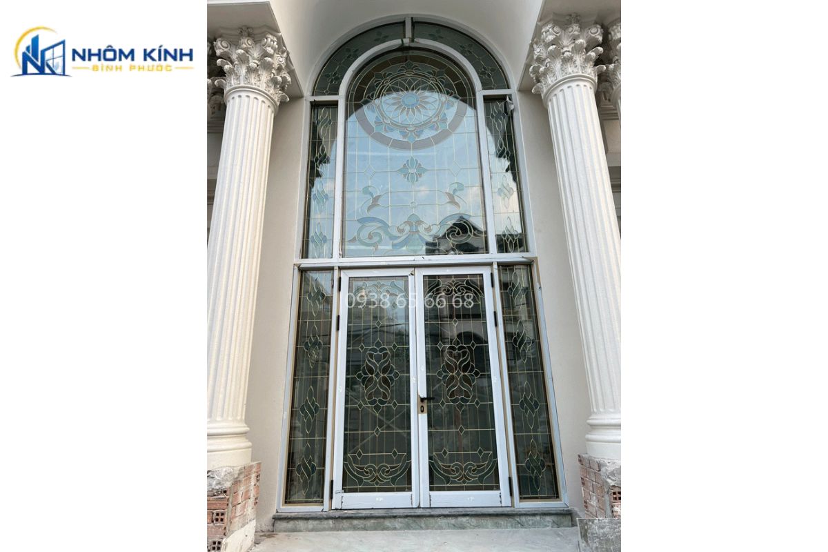 Cửa đi mở quay kết hợp vách kính cố định (fix) uốn vòm phía trên nhôm Xingfa giúp tối ưu ánh sáng tự nhiên, tạo sự cân đối và thanh thoát cho mặt tiền công trình
