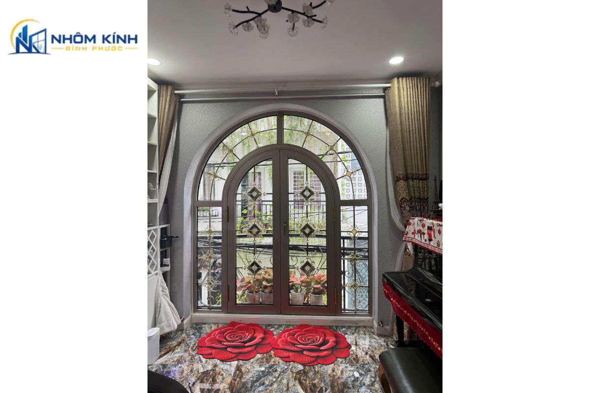 Ứng dụng thực tế của cửa vòm kính nhôm Xingfa làm cửa đi chính mặt tiền biệt thự, cửa sổ và vách kính cố định mái vòm tạo điểm nhấn kiến trúc sang trọng, bề thế