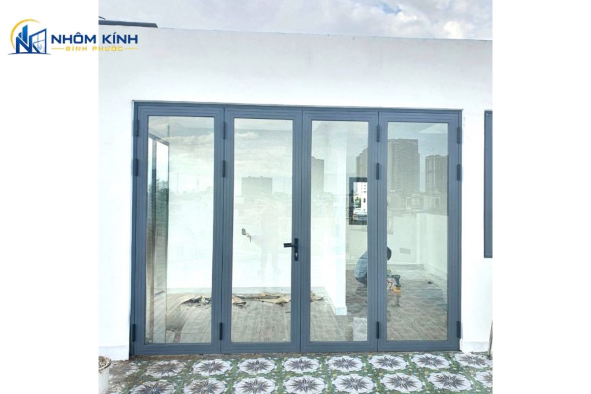 Cửa nhôm Xingfa Việt Nam sản xuất trong nước với cấu trúc gân gia cường chịu lực tốt, cách âm cách nhiệt hiệu quả và giúp tối ưu chi phí cho công trình