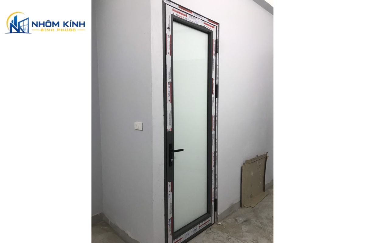 Mẫu cửa đi mở quay nhôm Xingfa thiết kế linh hoạt từ 1 đến 4 cánh với bản lề chịu lực chắc chắn, mang lại vẻ đẹp bề thế và an toàn cho công trình