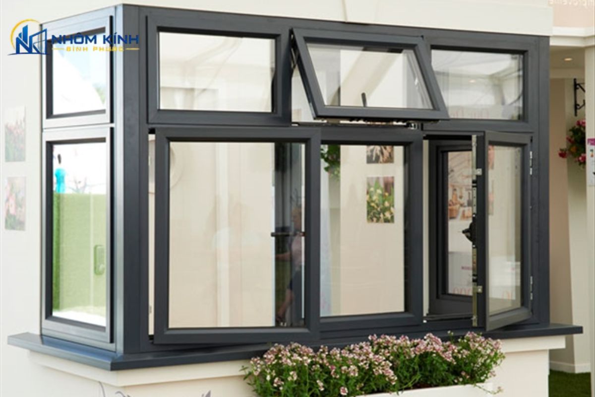 Mẫu cửa sổ mở quay và mở hất cửa nhôm Xingfa Việt Nam hệ 55 giúp tối ưu ánh sáng, lưu thông không khí và chống nước hắt hiệu quả ngay cả khi trời mưa