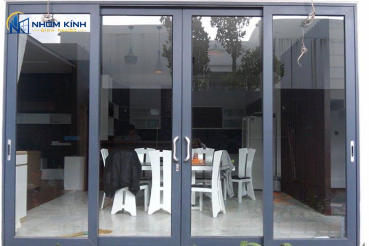 Mẫu cửa mở trượt (lùa) cửa nhôm Xingfa Việt Nam hệ 93 và hệ 55 giúp tiết kiệm diện tích tối ưu cho nhà có không gian hẹp, ban công và vách ngăn phòng