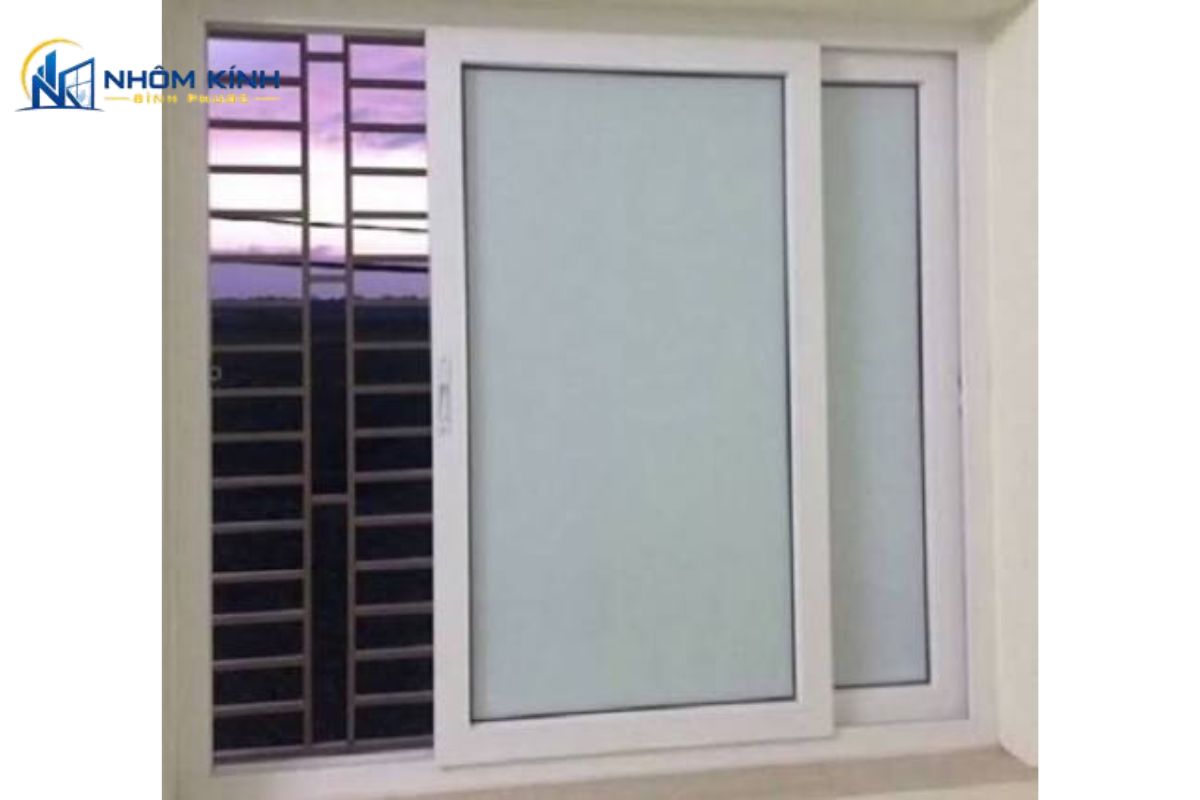 Cửa sổ lùa 1 cánh trượt ngang trên ray, giúp tiết kiệm diện tích, vận hành gọn và phù hợp không gian hẹp