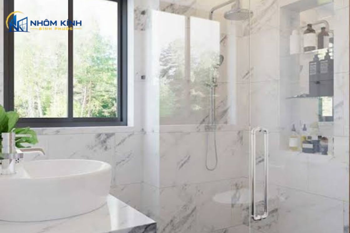 Cửa sổ lùa 1 cánh cho phòng vệ sinh, nhà tắm giúp tiết kiệm diện tích, thông thoáng và đảm bảo riêng tư