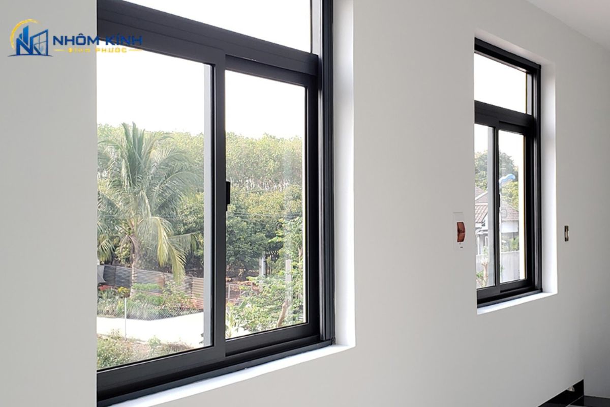 Cửa sổ lùa 1 cánh cho hành lang và giếng trời giúp tiết kiệm lối đi, lấy sáng và thông gió hiệu quả