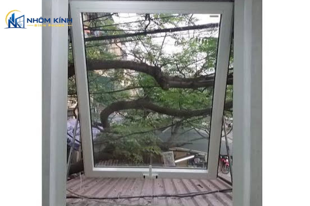 Cửa sổ mở hất 1 cánh mở ra ngoài khoảng 45 độ, giúp thông gió, hạn chế mưa tạt và phù hợp ô cửa nhỏ