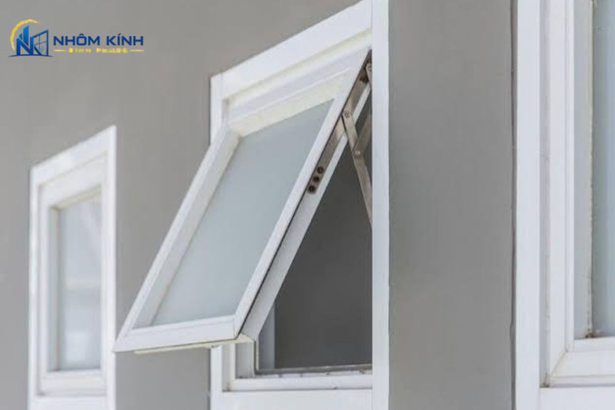 Cửa sổ mở hất 1 cánh nhôm Xingfa thiết kế gọn, khung chắc chắn, kết hợp kính an toàn và đa dạng màu sắc cho nhiều không gian