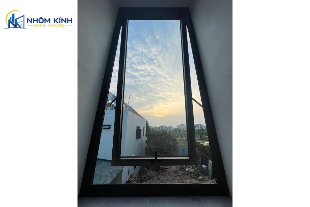 Cửa sổ mở hất 1 cánh nhôm cách nhiệt hệ Châu Âu giúp kiểm soát nhiệt tốt, phù hợp phòng điều hòa và công trình có diện tích kính lớn