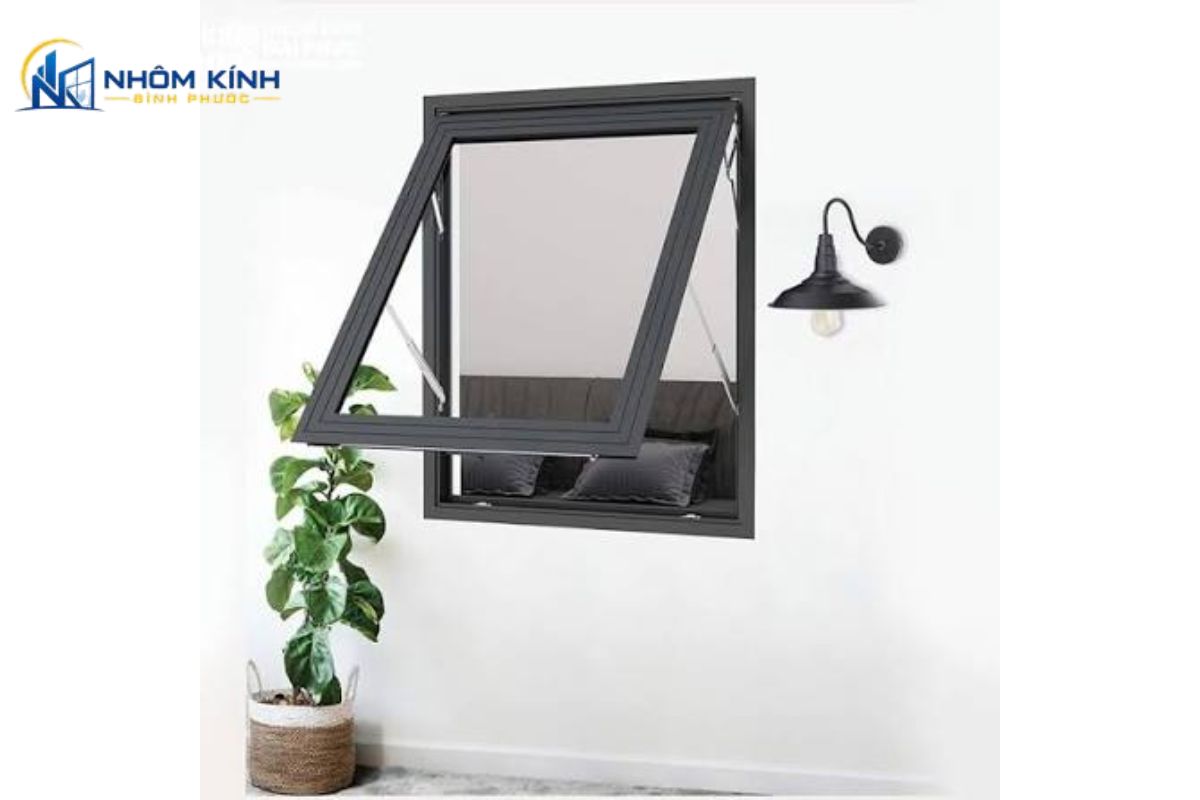 Cửa sổ mở hất 1 cánh nhôm kính phổ thông phù hợp nhà trọ, kho xưởng và khu phụ, giúp tối ưu chi phí và đảm bảo thông gió