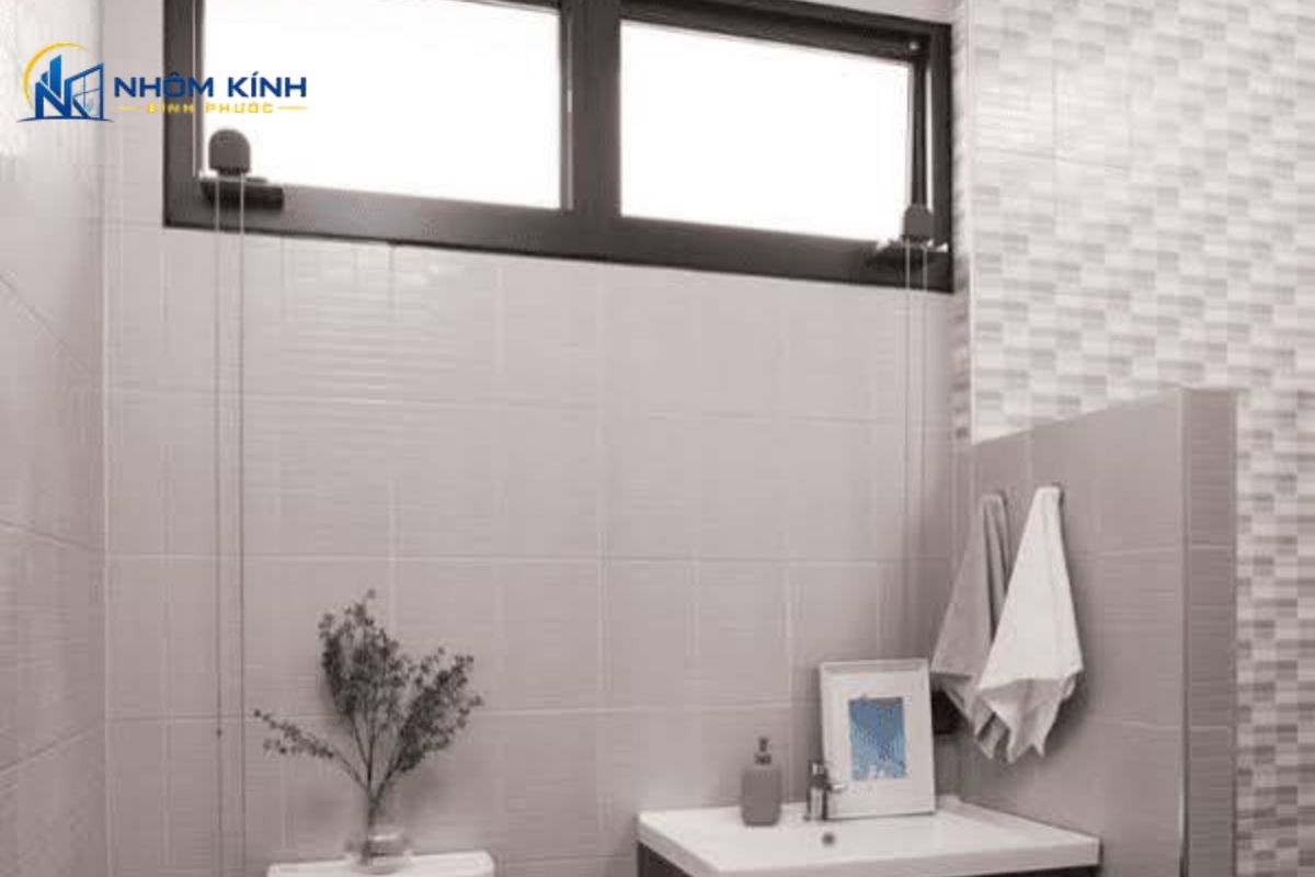 Cửa sổ mở hất 1 cánh cho phòng vệ sinh, phòng tắm giúp thoát ẩm, thông gió và tăng sự riêng tư với kính mờ hoặc kính hoa văn