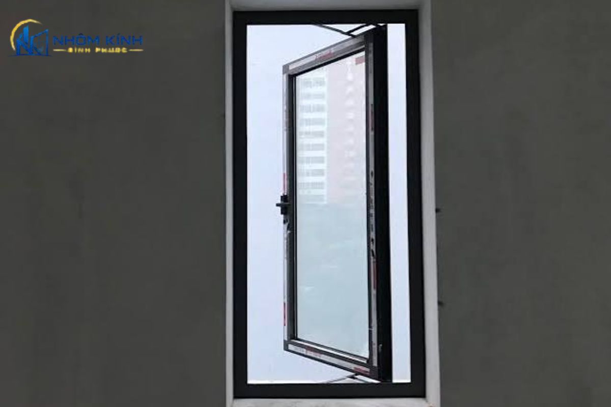 Cửa sổ mở quay 1 cánh xoay trên trục bản lề, tạo khoảng mở lớn, giúp lấy gió và thông thoáng hiệu quả