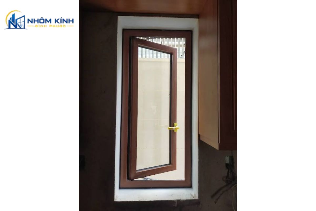 Cửa sổ mở quay 1 cánh có thể dùng nhôm Xingfa hệ 55, uPVC lõi thép hoặc gỗ tùy nhu cầu, phong cách và ngân sách