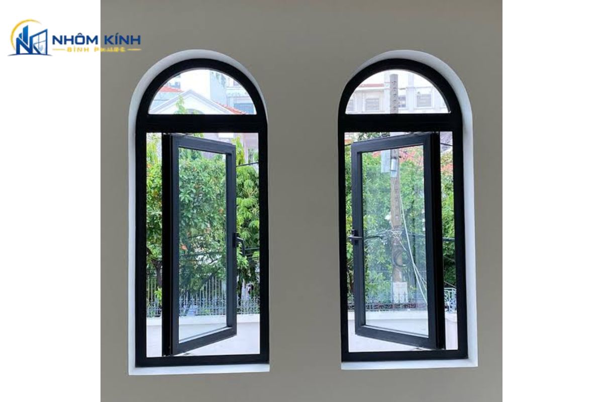 Cửa sổ mở quay 1 cánh cho giếng trời và khu vực phụ giúp lấy sáng, thông gió, phù hợp nhà ống, căn hộ và văn phòng