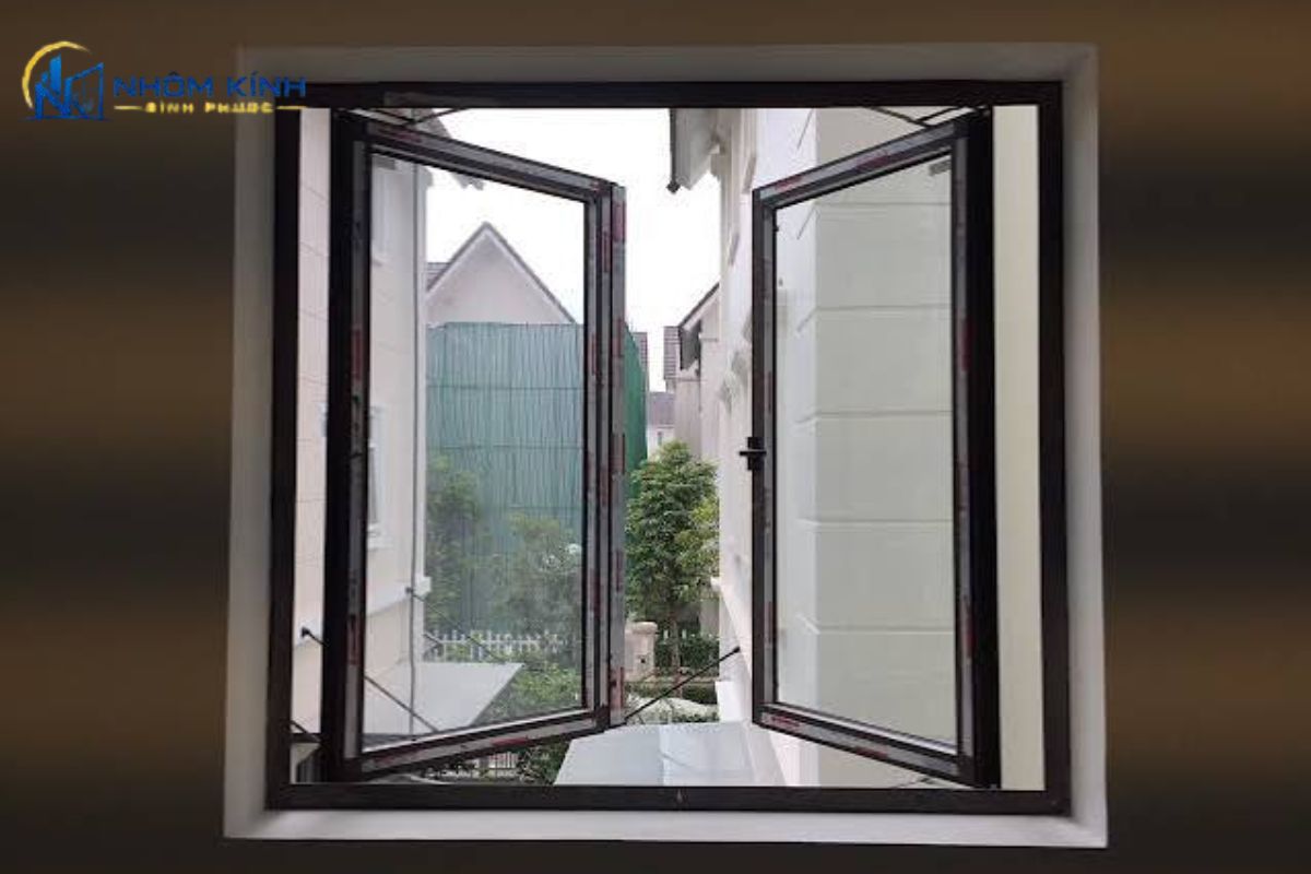 Cửa sổ mở quay 2 cánh xoay trên hệ bản lề, cho góc mở khoảng 90 độ, giúp đón gió, lấy sáng và mở rộng tầm nhìn