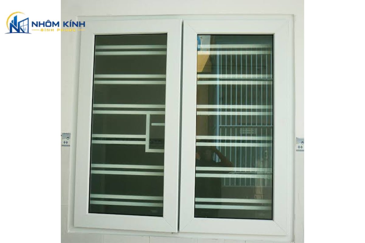 Cửa sổ mở quay 2 cánh uPVC lõi thép có bề mặt sáng, hỗ trợ cách nhiệt và cần đồng bộ profile, lõi gia cường cùng phụ kiện