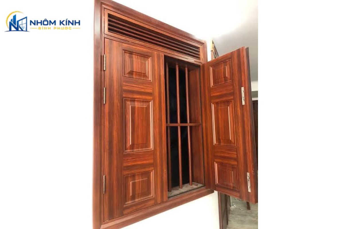Cửa sổ mở quay 2 cánh bằng gỗ tạo cảm giác ấm, phù hợp kiến trúc truyền thống và cần xử lý chống ẩm, mối mọt khi lắp ngoài trời