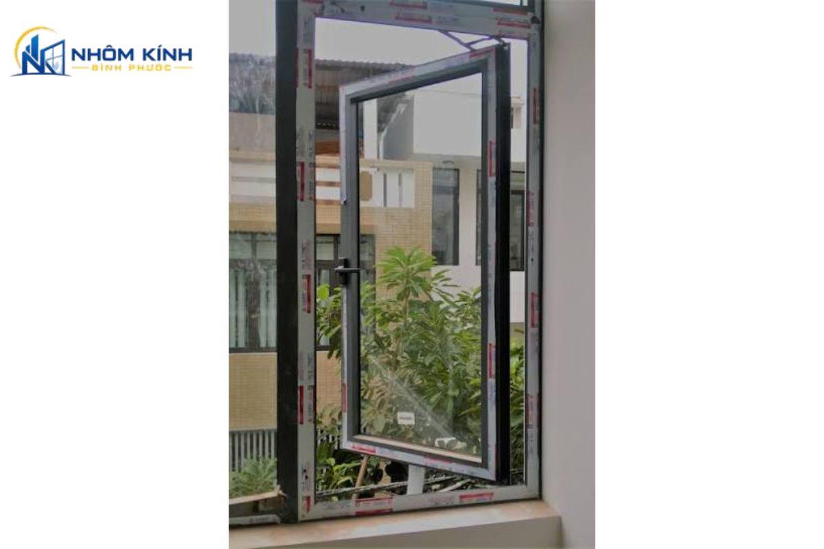 Cửa sổ nhôm Xingfa 1 cánh thiết kế gọn, lấy sáng tốt, thông gió linh hoạt với kiểu mở quay, mở hất hoặc quay lật
