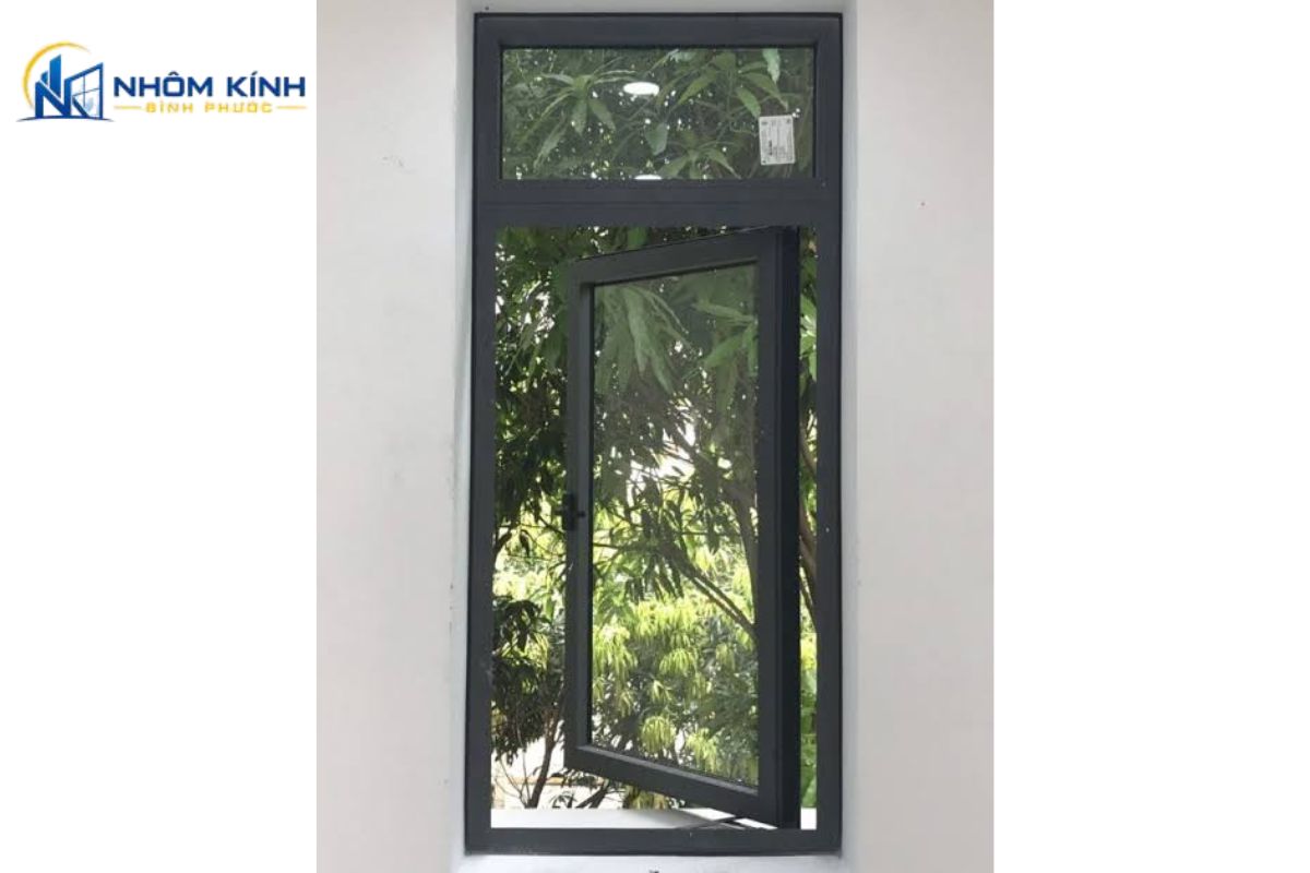 Cửa sổ nhôm Xingfa 1 cánh mở quay giúp lấy gió tốt, tạo mặt thoáng rộng và phù hợp không gian có đủ khoảng mở