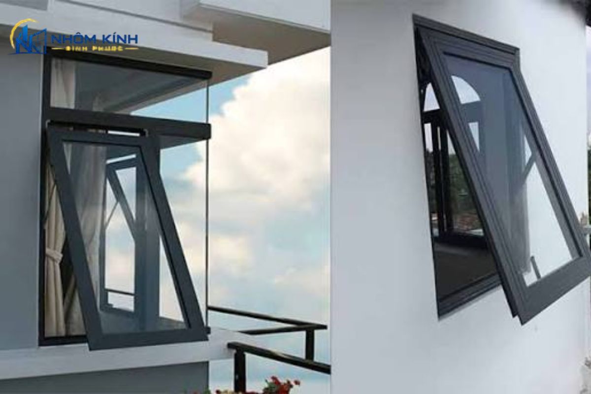 Cửa sổ nhôm Xingfa 1 cánh mở hất 45 độ giúp thông gió, hạn chế mưa tạt, phù hợp giếng trời, cầu thang và hành lang