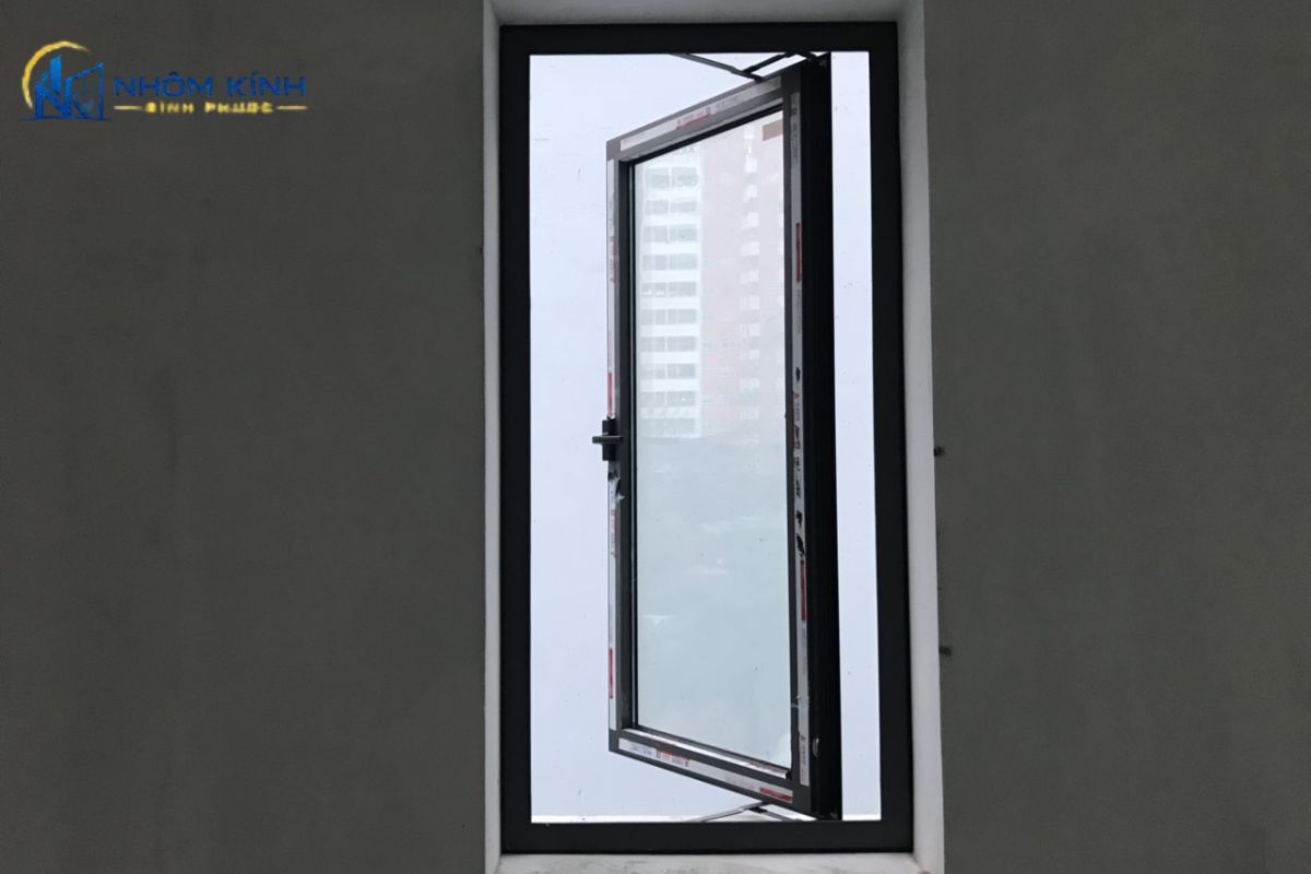 Cửa sổ nhôm Xingfa 1 cánh mở hất cho giếng trời, cầu thang và hành lang, giúp thông gió và hạn chế mưa hắt