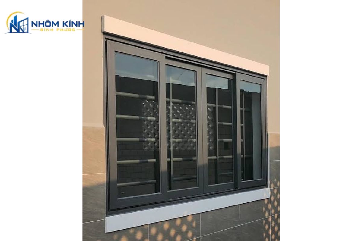 Cửa sổ nhôm Xingfa gồm profile nhôm, kính và phụ kiện đồng bộ, đảm bảo kết cấu ổn định và vận hành phù hợp từng kiểu mở