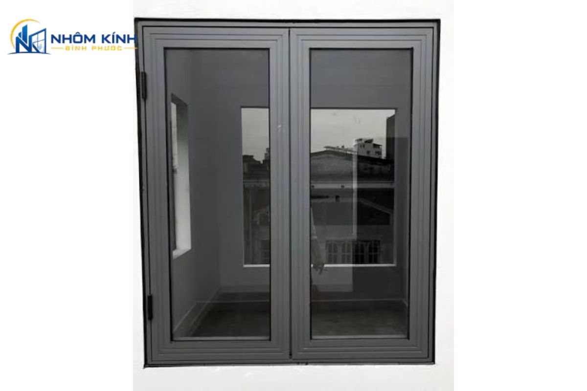 Cửa sổ nhôm Xingfa 2 cánh gồm hai cánh kính, linh hoạt mở quay, mở hất hoặc mở lùa, giúp lấy sáng và thông gió hiệu quả