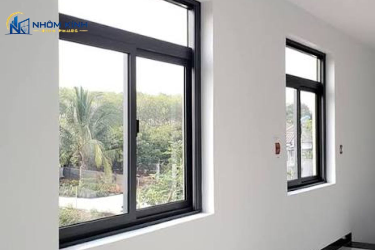 Cửa sổ nhôm Xingfa 2 cánh cho hành lang, cầu thang giúp thoát khí nóng, tăng đối lưu và thông gió với kiểu mở hất hoặc mở lùa