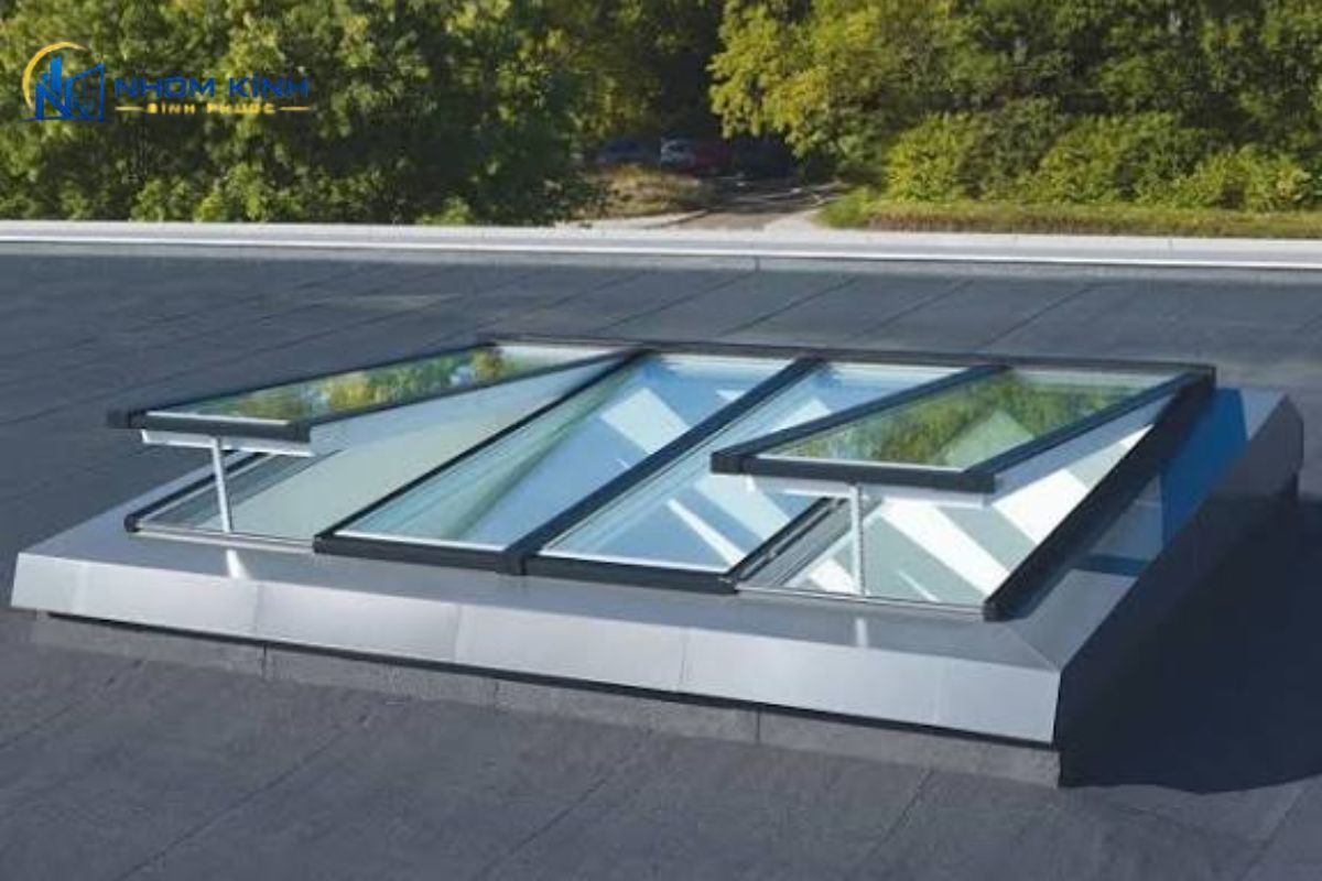 Cửa sổ nhôm Xingfa 2 cánh cho giếng trời giúp thoát khí nóng, tăng đối lưu và lấy sáng, đồng thời hỗ trợ chống mưa khi lắp đặt đúng kỹ thuật